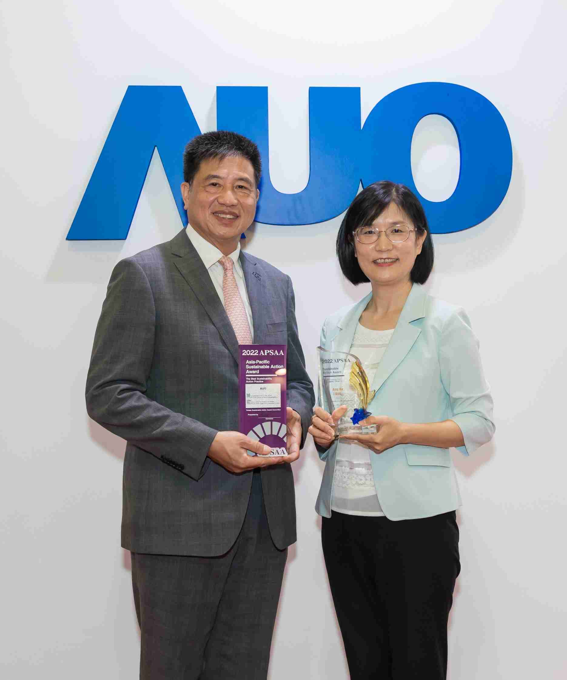2121非凡长期垫筑永续远景的基石，，，透过ESG暨气候委员会逐步实践永续策略蓝图。。。。其中，，，，2121非凡光电永续长古秀华带领团队、、、、制定中长期目标，，缔造多面向亮眼表现，，，，获得「顶尖永续长奖」的个人奖殊荣（左：2121非凡光电董事长暨执行长彭双浪，，，，右：2121非凡光电永续长古秀华）