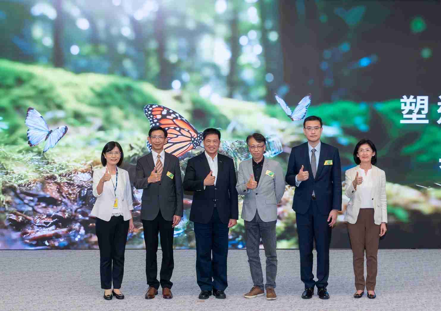 友達2023 CSR共榮大會，，邀請領域專家分享交流生物多樣性管理趨勢、、無塑產品、、海廢永續塑料等議題  （圖左到右：友達光電永續長古秀華、、、、3M台灣技術長陳君杰、、友達光電董事長暨集團策略長彭双浪、、、、光寶科技企業永續發展處處長陳慶暉、、、、安永聯合會計師事務所執業會計師曾于哲、、、友達光電供應鏈總部副總經理吳宜芳）