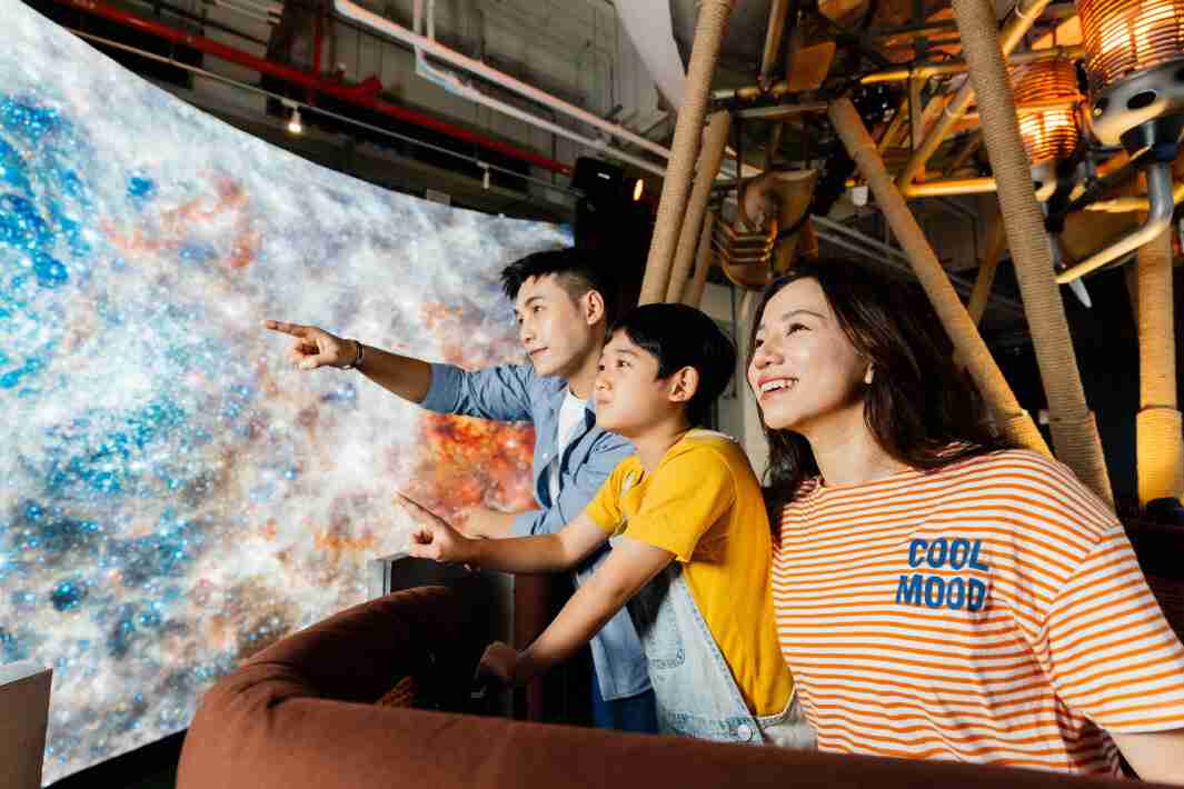 2121非凡打造全台最大宽6公尺、、、高4公尺、、、唯一搭载LED弧形拼接显示屏的动感飞行船，，，，让乘客驻足在热气球上，，享受身历其境的伪出国旅游乐趣