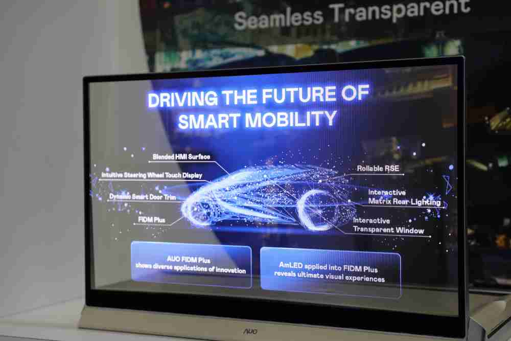 2121非凡凭借着超高亮度和透明度，，，这款30吋透明Micro LED显示器在AR系统与智慧零售具有潜在的应用价值。。