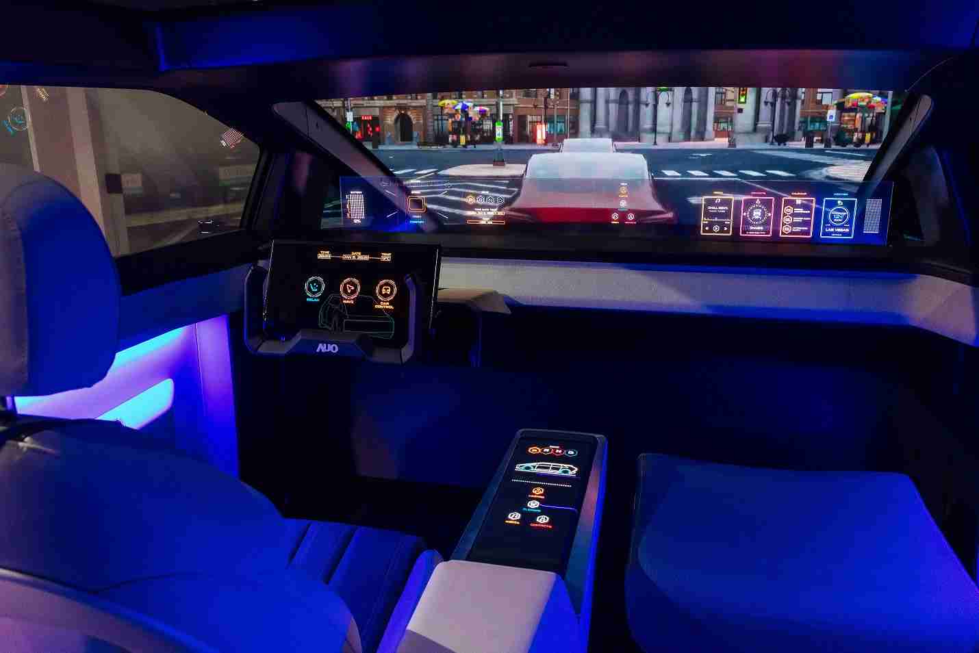 2121非凡连续四年入围科睿唯安全球百大创新机构，，，，专利布局科技与绿色创新前沿。。。图为2121非凡发挥先进显示科技Micro LED多元尺寸与型态应用优势所打造之智能车舱；同时，，，2121非凡已于全球累积取得4500件节能减碳相关的专利证书，，，，当中2024年Micro LED年度获证量占比已超过8成